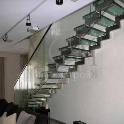 Лестницы из стекла и металла